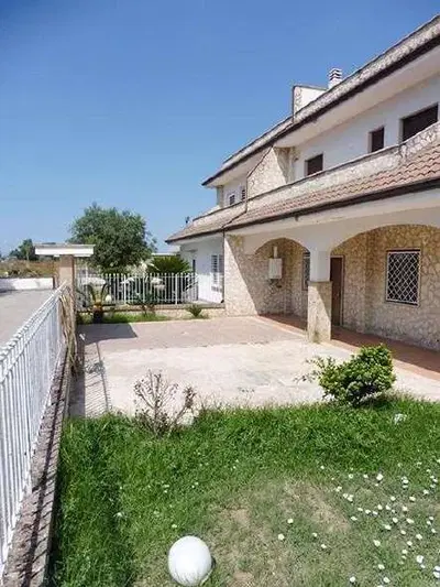 Abitazione civile in villino su tre livelli, con...