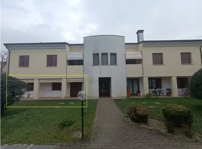 Appartamento al piano terra così composto: ingresso-soggiorno-pranzo, cucina, disimpegno, un ripostiglio, un bagno, due camere, un terrazzo con C.T. e un portico esterno; inoltre è presente una cantina al piano seminterrato e un box auto. Superficie complessiva di circa mq 129,80. Indice di prestazione energetica: classe D. Libero. Irregolarità: realizzazione di serramento su terrazza. Regolarizzabile mediante rimozione.