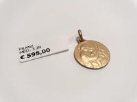 (Lotto n.1793) un ciondolo con immagine religiosa in oro...
