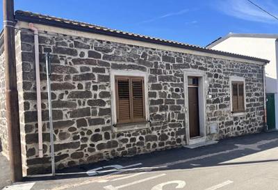 Piena e intera proprietà del fabbricato indipendente di...