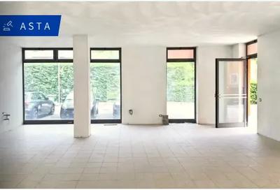 Negozio (sub 207) in Chiampo (VI), piazzale Mariano Rumor. Zona semicentrale ben servita. Superficie commerciale di 123,00 mq. Piano terra. Accesso da vetrine e scala. Area vendite con wc cieco. Finiture e impianti da completare. Riscaldamento con caldaia (mancante) e ventilconvettori. Condizioni buone. Classe energetica G Per maggiori informazioni visitare il portale www.quimmo.it - Codice annuncio 2536116