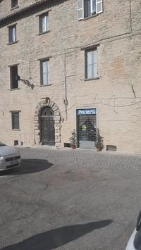 Intera proprietà di appartamento composto da ingresso...