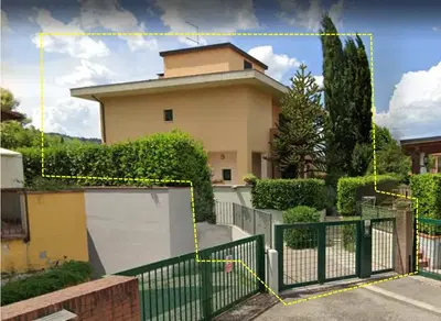 Fabbricato di civile abitazione, di tipo villetta, con piscina, locali di deposito attrezzi, tettoia aperta, barbecue in muratura, composto da al piano terra cucina, soggiorno, bagno, antibagno, disimpegno, vano scale, locale pluriuso e porticati, al piano primo quattro camere, disimpegno, vano scale, bagno, disimpegno e logge, al piano secondo locale mansarda con accesso da vane scale interno, al piano seminterrato taverna, locale bagno, lavanderia, vano scale, disimpegno ed autorimessa.