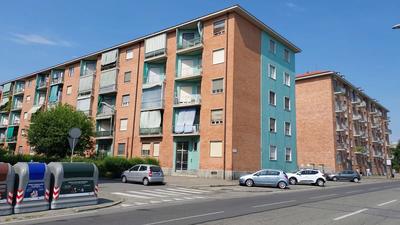 Nella palazzina elevata a cinque piani fuori terra:al piano rialzato alloggio della superficie commerciale effettiva di 54 mq circa, con riscaldamento centralizzato a gas metano con termoregolazione, composto da ingresso, due camere, cucinino, bagno e balcone verandato, oltre cantina al piano interrato. 