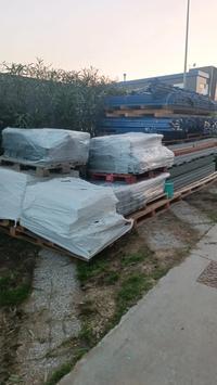 24 scaffali di tipo industriale a ripiani con varie...