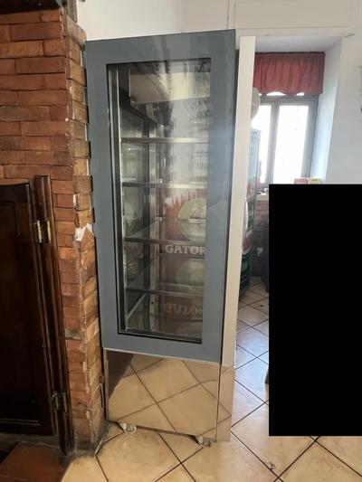 Vetrina positiva e negativa, fino a meno venti gradi con quattro ripiani interni e mensole in vetro, marca Mapet. Valore di € 1.500,00.