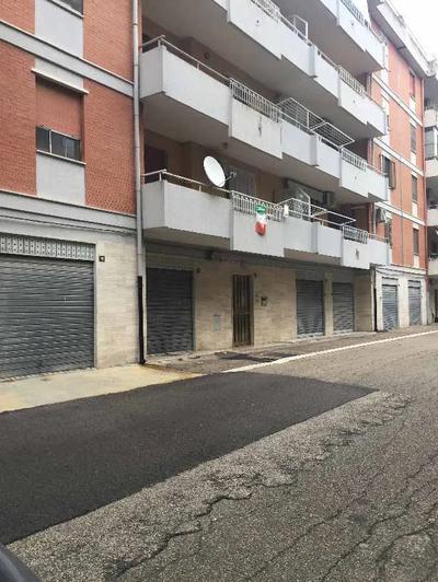 Proprietà superficiaria di appartamento e locale adibito a box auto. L'appartamento è posto al quarto piano di Via Mantegna n. 18, in Lucera, con superficie di mq 121 commerciali, ed è composto da ingresso/sala, cucina, disimpegno, bagno e tre camere da letto, oltre due balconi. Classe energetica F. Il box auto, con superficie commerciale di mq. 18, è sito al piano terra di Via Cellini n. 23, in Lucera.