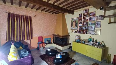 A San Giuliano Terme (PI), frazione Gello, via Giacomo Matteotti 21, abitazione terra-tetto sviluppata su due piani fuori terra a cui si accede dalla predetta via a mezzo di passo comune. L'appartamento si compone di cucina e soggiorno al piano terra e da due camere con bagno e disimpegno al piano primo. Internamente i piani sono collegati da scala a chiocciola in legno.