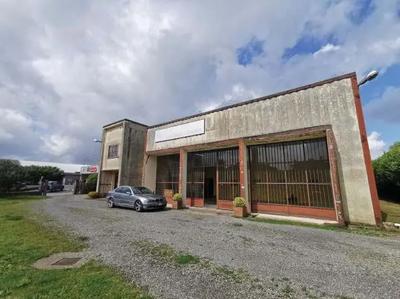 Capannone ad uso artigianale-industriale ai piani terreno e primo con annessa area esterna della superficie di circa mq 2.900,00 circa, in mediocre stato di manutenzione, il tutto meglio descritto in avviso di vendita.