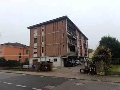 Piena proprietà di appartamento posto al terzo piano di un edificio condominiale composto dai seguenti vani: ingresso, soggiorno, cucina con balconcino, disimpegno, due camere da letto, un bagno e un balcone da cui si accede dal bagno e da una delle due camere da letto, oltre piena proprietà di autorimessa posta al piano terra dell'edificio condominiale.