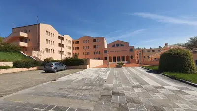 Complesso termale turistico alberghiero con piscine termali esterne ed attrezzature per fango terapie, spa e ristorazione, immerso in un parco attrezzato e terreno agricolo nelle campagne del Comune di Villamaina (AV) in località Bagni, in cui sono presenti sorgenti di acqua solfurea.