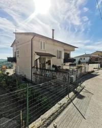 fabbricato di civile abitazione con corte , garage e cantina