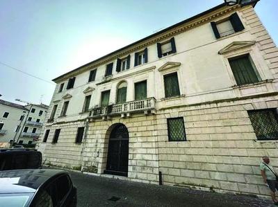 Unità immobiliari facenti parte di un palazzo storico del XIX secolo a destinazione residenziale e direzionale denominato "Condominio Ancillotto" nel centro storico del Comune di Treviso (TV), Vicolo Avogari n. 1 (in Catasto Via Avogari), e precisamente appartamento ad uso abitazione; pertinenziale posto auto scoperto al piano terra. Si segnala la presenza di porta di collegamento con unità non oggetto di pignoramento (vedi perizia).