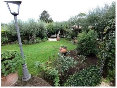 Piena proprietà di villa composta da doppio soggiorno, cucina, disimpegni,...