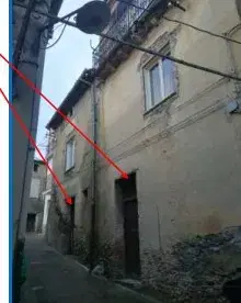Edificio antico ubicato nel centro storico del comune di Aprigliano alla via Discesa Nettuno nn. 25 - 27 - 29, ad uso abitativo con annesso magazzino. L’immobile è composto: al piano terra da due magazzini con entrate separate; al primo piano da un ingresso, un soggiorno cucina, una stanza da letto matrimoniale; al secondo piano da un bagno, una stanza da letto e la rimanente parte è adibita a soffitta.