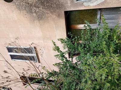 Diritti di piena proprietà (1/1) su edificio residenziale sviluppato su tre livelli sia fuori terra che semiinterrati sito nel Comune di Serravalle di Chienti (MC), Via Castello snc