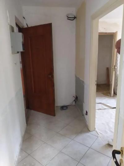 Alloggio composto da tre vani e servizi al secondo piano con soprastante vano collegato con scaletta interna al piano terzo ed annessa cantina al piano seminterrato