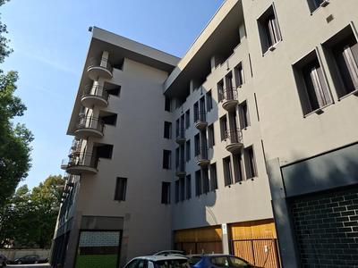 Il fabbricato, articolato in 7 piani e 2 piani interrati, ospita:  52 abitazioni; 6 negozi; 4 uffici al p1;72 cantine; 62 box; locali tecnici vari. Le perizie con relativi allegati sono visionabili tramite data room : dataroom.asteannunci.it/lg-600-2023-79-2024-222-2024. Il lotto unico fa capo a 3 Liquidazioni Giudiziali K18 s.r.l. RG 600/2023,  ADG s.r.l. RG. 79/2024, Gruppo FAR s.r.l. RG 222/2024.