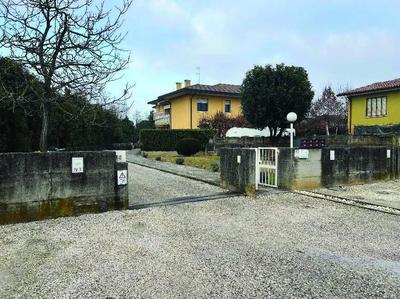 Unità immobiliari facenti parte di un fabbricato in condominio denominato "Condominio Palasciano" sito in Comune di Treviso (TV), in Via Palasciano n. 18, e precisamente appartamento ad uso abitazione al piano terra con annesso locale di sgombero al piano seminterrato; pertinenziale garage al piano seminterrato.