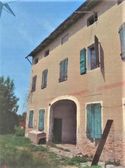 Piena proprietà di compendio immobiliare (terreno e...
