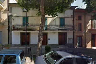 Diritto di usufrutto di un complesso immobiliare situato ad Apecchio (PU) in Via Alighieri n°29-31-33. Il complesso è costituito da due unità abitative residenziali una delle quali comprensiva di box, due depositi ed un locale commerciale. Superficie: 351,00 mq Per maggiori informazioni visitare il portale www.quimmo.it - Codice annuncio 2537266