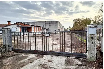 Capannone da ristrutturare con area esterna, sito nel Comune di Treviso...