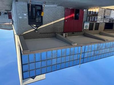 Quota di 1/1 di unità immobiliare uso ufficio al piano secondo composto da plurimi locali uso ufficio, deposito, bagni con disimpegni,. L’unità occupa tutto il secondo piano dell’edificio che  è dotato di ascensori e cortile comune sul quale insiste anche una zona adibita a posti auto.Dai titoli di provenienza risulta che all’unità competono in uso nove posti auto nel cortile, non identificati catastalmente.
