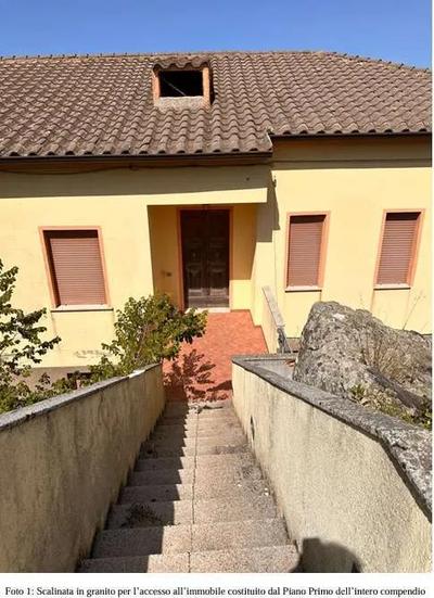 Appartamento sito in Tempio Pausania Loc. Corosu, posto al Piano Primo di uno stabile costituito da Piano Terra e Piano Primo con annesso giardino, composto da soggiorno, cucina, quattro camere, due bagni, corridoio e ripostiglio, oltre una balconata.