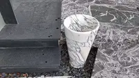 (Lotto n.46) - Lavabo in travertino, diametro 39,5 cm...