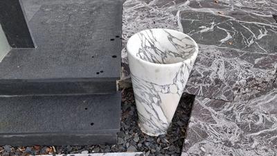(Lotto n.46) - Lavabo in travertino, diametro 39,5 cm circa, altezza 68 cm circa. 