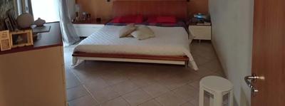 Piena proprietà abitazione sita in Matera alla via Trieste n. 11, censita in Catasto al Foglio 68, particella 138 sub 5, rendita € 419,62, categoria A/3, classe 2, consistenza 6,5 vani, indirizzo: via Trieste n. 11 Piano 3 - 4; superficie 115 mq; confini: a terra e a cielo con proprietà di altri ed a Ovest con vano scala.