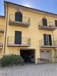Trattasi di un appartamento a piano terra (rialzato) e...