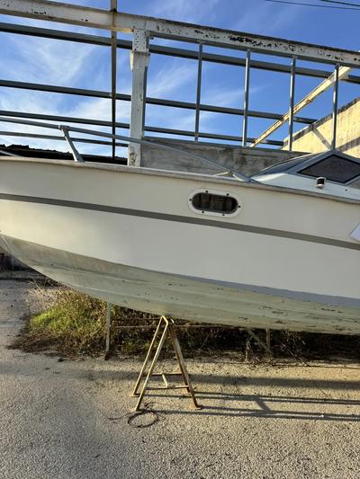 Imbarcazione semicabinata marca Fiart Mare Arrow priva di motore, di colore bianco con striscia grigia di circa 6 metri