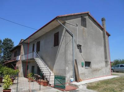 Piena proprietà per la quota di 1/1 di: - abitazione con accesso indipendente di tipo terra-tetto dislocata su due piani fuori terra oltre sottotetto, C. F. Fg. 14, P.lla 311 sub. 1, cat. A/4, graffato con la P.lla 265, Fg. 14; - tettoia ad uso agricolo di forma rettangolare,  C. F. Foglio 14, particella 309, cat. C/2; - Terreno agricolo di cui una parte è di fatto utilizzata come resede C. T., Foglio 14, particella 492, qualità/classe seminativo arborato. 