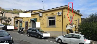 Piena ed intera proprietà di  locale commerciale  adibito a ristorante oltre accessori ed ampia terrazza della superficie commerciale di 191,00 mq sito in La Spezia, frazione san Venerio, via Martiri del Risorgimento n. 62 posto al piano seminterrato con un'altezza interna di 3,60 ml.