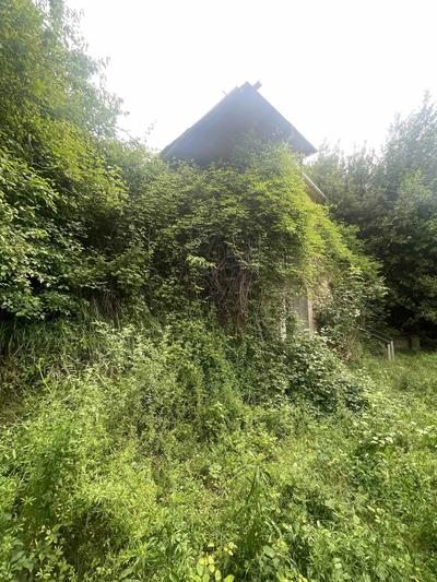 Due unità Immobiliari ad uso civile abitazione, inserite in un contesto agrario e precisamente boschivo, così formate: Fabbricato principale su 2 livelli: ingresso con vano scala che separa due vani, a sinistra la cucina e a desta soggiorno con antibagno e bagno. Al piano primo due camere da letto e servizio igienico con accesso da una camera. Fabbricato secondario: su due livelli: piano terra formato da un unico vano ad uso magazzino privo di finestre