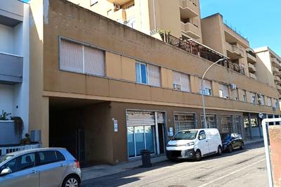 Uffici e posti auto in complesso direzionale ad Oristano (OR), via Giovanni Canalis 25-29-31. Zona semicentrale. Superficie commerciale di 550 mq. Piani terra e primo, con vani scale interne e accessi vetrati su strada. Catastalmente tre unità autonome, a formare unico ufficio con wc e vani tecnici. Parcheggi 10 mq cad. Difformità da sanare. Condizioni buone Per maggiori informazioni visitare il portale www.quimmo.it - Codice annuncio 2639652