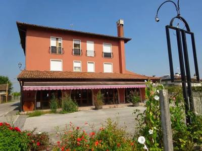 Unità immobiliare al piano terra di un condominio su 3 piani fuori terra,...