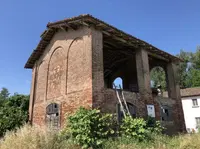 Piena proprietà di fabbricati a servizio di attività...
