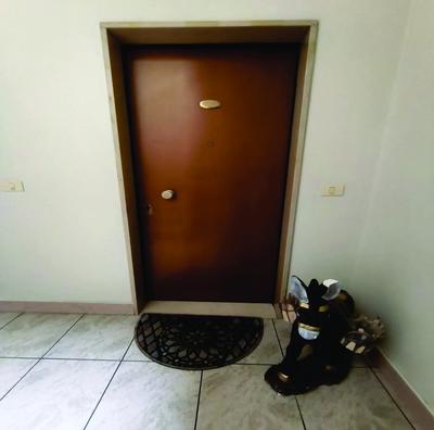 Piena proprietà di appartamento ad uso di civile abitazione, che si sviluppa tra il secondo piano e il piano sottotetto. Al secondo piano è composta da cucina/zona giorno, due camere, disimpegno, bagno, ripostiglio, balcone. Al piano sottotetto risultano presenti lavatoio, ripostiglio, wc e spazi accessori di sottotetto.Locale box al piano terra, con un piccolo wc. Il tutto come meglio descritto nell'avviso di vendita e perizia.