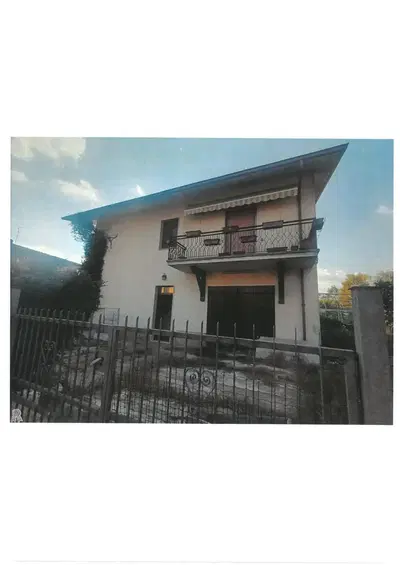 Villetta monofamiliare a due piano con garage interno al fabbricato e area a verde sui quattro lati di proprietà. 