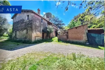 Due casali cielo terra con terreni, siti in Perugia...