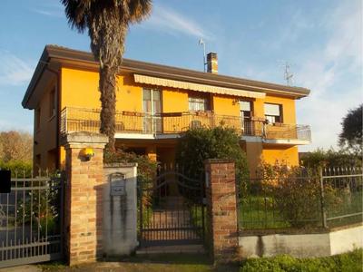 Piena proprietà di casa singola su due piani di mq. 174, con ampio garage di...