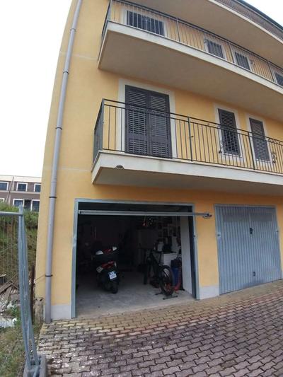 Garage ubicato al piano seminterrato di un fabbricato condominiale, sito in...