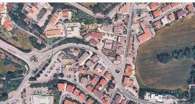 L’ immobile si trova in via Tiro a Segno 22, nella zona a nord-ovest del centro storico di Fermo, appena fuori dalle mura castellane. Occupa metà del piano terra di un immobile risalente agli anni ’60, di tre piani fuori e sottotetto che esternamente ha un paramento in mattoncini a faccia vista, e l’altra parte si sviluppa in un ampliamento in adiacenza a sud ad un piano fuori terra, risalente agli anni ’80 con finitura esterna in intonaco e tinteggiato bianco. 