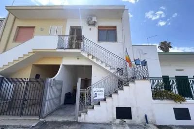 Appartamento duplex a Squinzano (LE), località Casalabate, via del Capodoglio 43. Zona balneare. Edificio cielo terra con scala esterna e ballatoio. Superficie commerciale di 69,61 mq. Piano terra con veranda, cucina, wc e soggiorno. Piano primo con 2 camere, wc e balcone. Climatizzazione autonoma. Da ristrutturare. Condizioni discrete. Classe energetica A/1 Per maggiori informazioni visitare il portale www.quimmo.it - Codice annuncio 2639770
