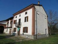 complesso immobiliare costituito da tre corpi di...
