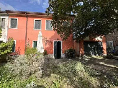 Piena proprietà per la quota di 1/1 di abitazione accostata disposta su due...