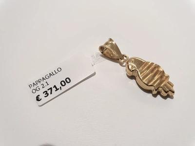 (Lotto n.1830) un ciondolo in oro giallo 18 kt privo di marchio a forma di pappagallo gr. 2,10