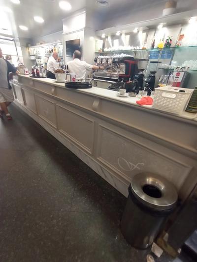 Bancone da bar in legno con ripiano in marmo corredato di vetrina da esposizione